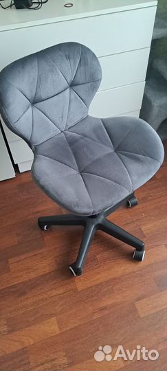 Стул для мастера маникюра