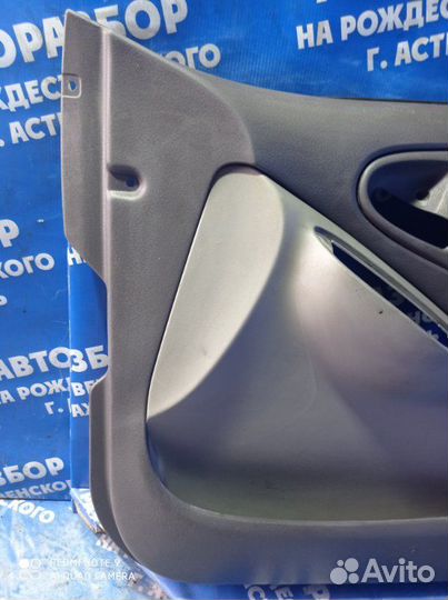 Передняя правая обшивка двери Toyota Platz седан