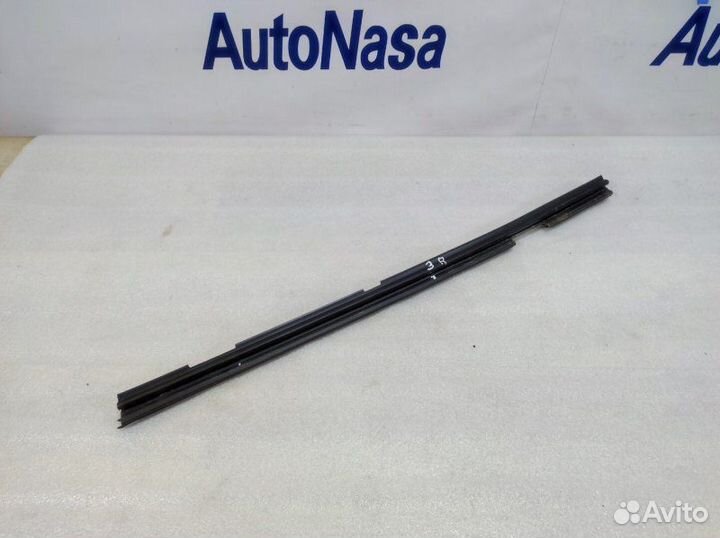 Уплотнитель стекла двери задний правый Volkswagen