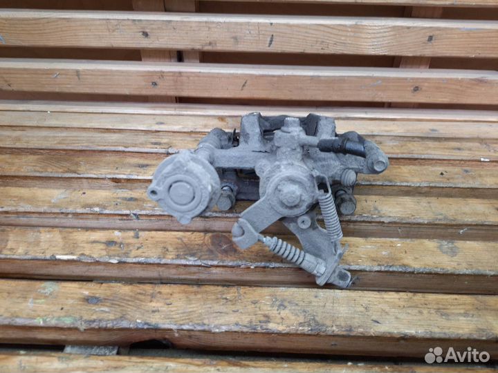 Суппорт тормозной задний левый Opel Astra J GTC