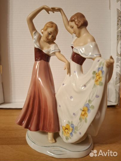 Фарфоровая статуэтка Танцующие девушки royal DUX