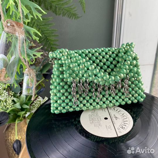 Сумка из акриловых зеленых бусин с цепями