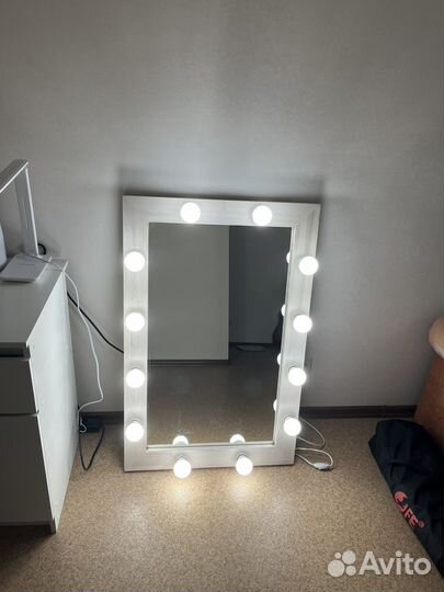 Гримерное зеркало с лампочками