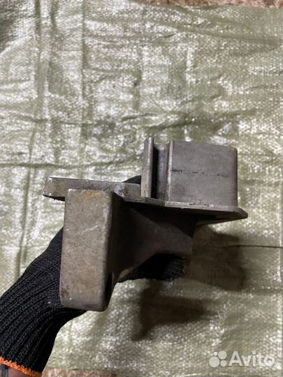 Кронштейн двигателя правый Skoda Fabia 2001г 1.4