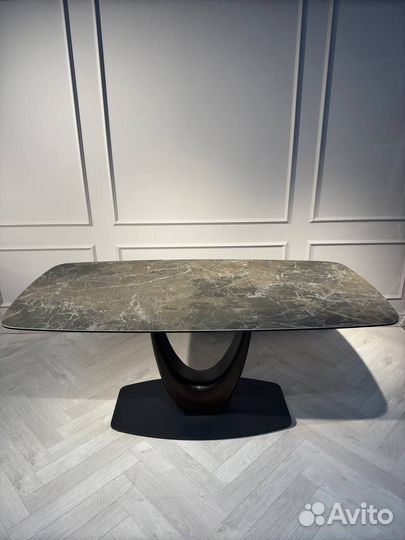 Дизайнерский обеденный стол Римини