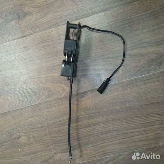 Замок капота