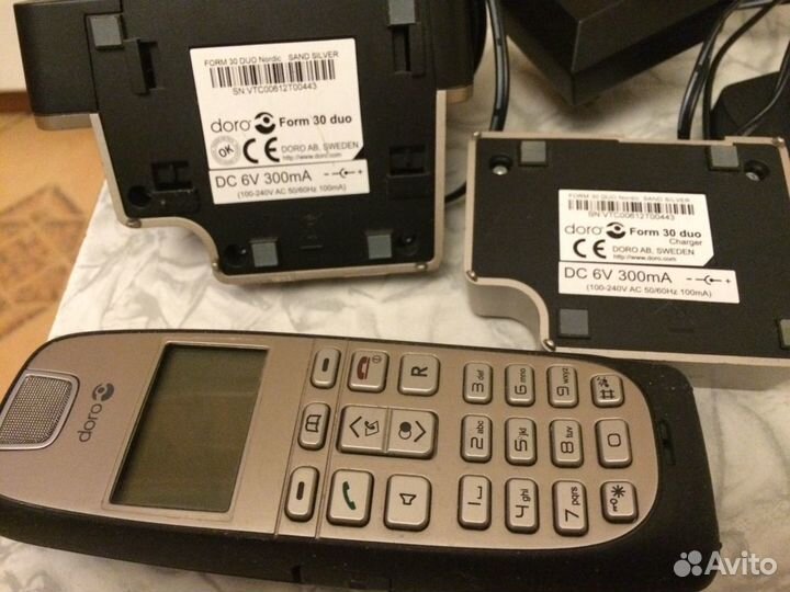 Телефон с двумя базами и трубками