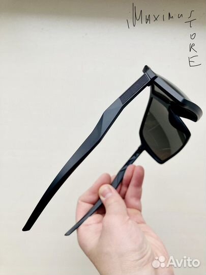 Чёрные зеркальные спортивные солнцезащитные очки