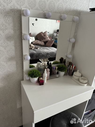 Туалетный столик с зеркалом и подсветкой