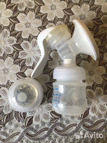 Молокоотсос ручной и три бутылочки Avent