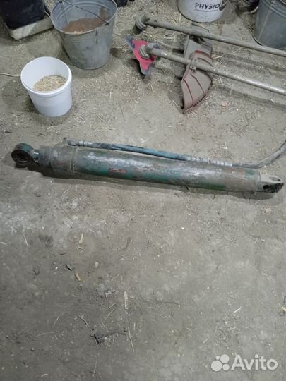 Гидроцилиндр на грейферный трактор
