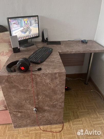 Письменный стол