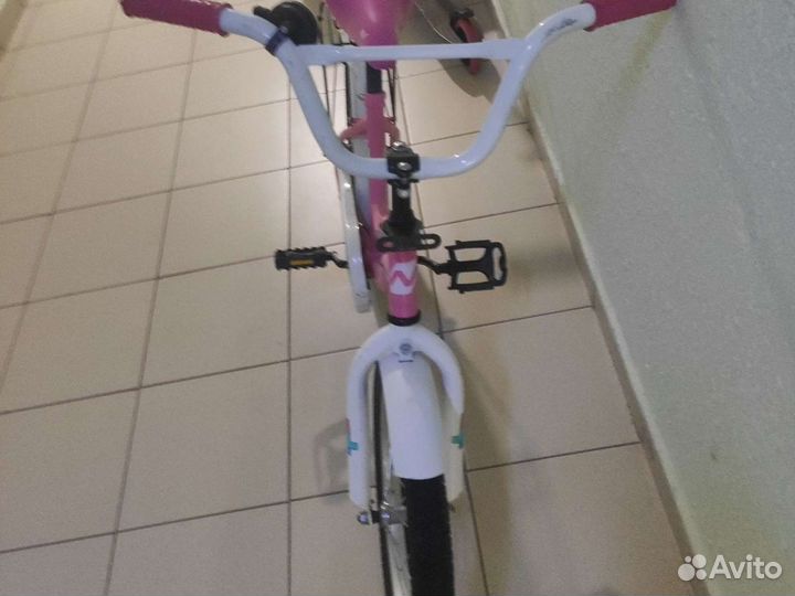 Детский велосипед, розовый с дополнит. колесами