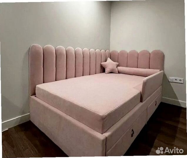 Детская кровать с мягкой спинкой