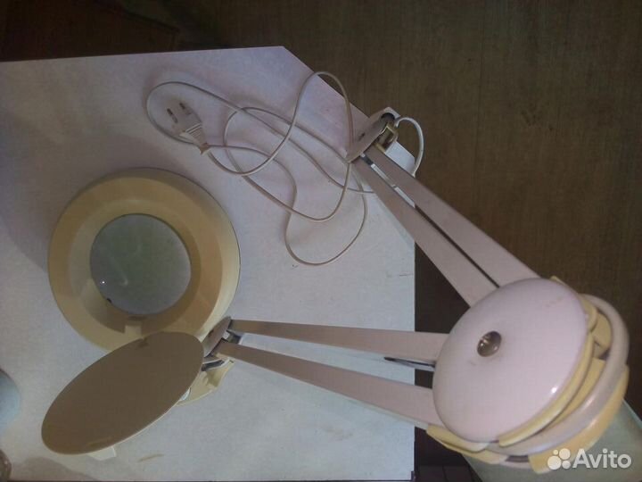 Лампа лупа на струбцине