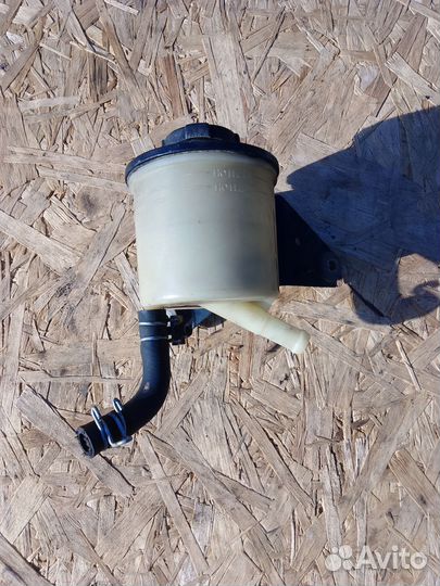 Бачок гур Nissan