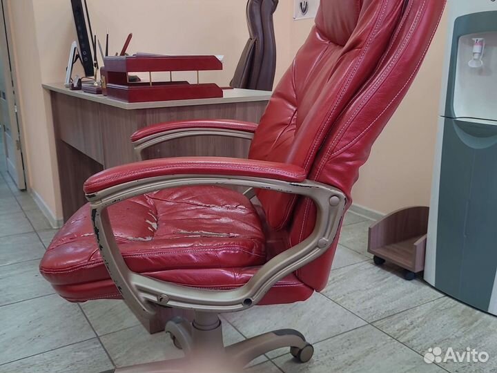 Офисное кожаное кресло