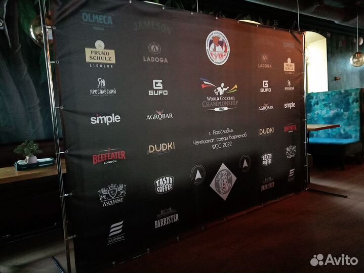 Стойка для пресс-волла в аренду. Фотозона пайетки