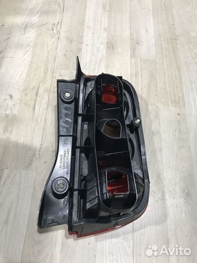 Фонарь задний Nissan micra K12 Лев