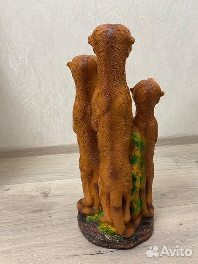 Садовая фигура семья сурикатов из полистоуна