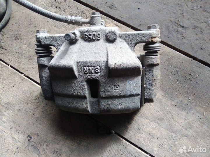 Суппорт передний правый Nissan Qashqai