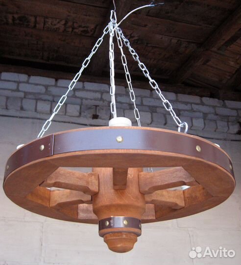 Люстра из тележного колеса