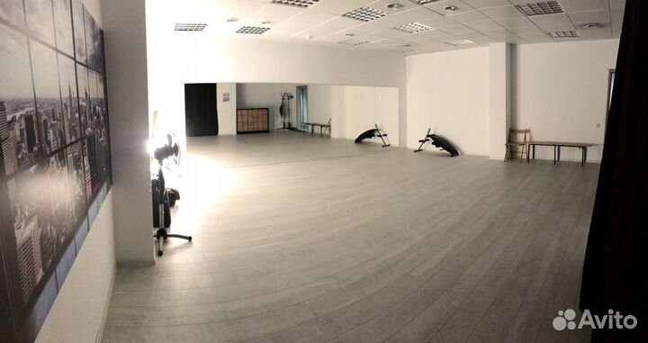 Танцевальный зал с зеркалами