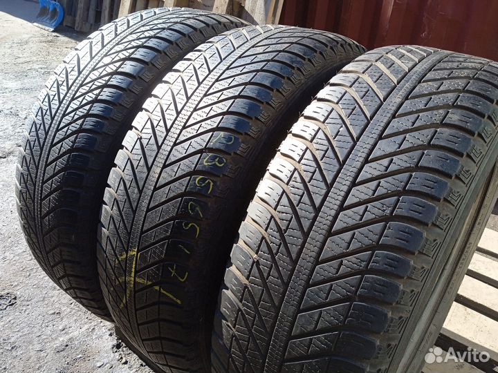 Goodyear Vector 4Seasons 235/65 R17