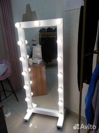 Зеркало с лампочками макияжное
