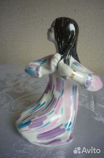 Фарфоровая статуэтка 