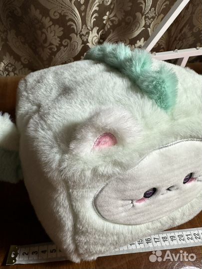 Котенок в костюме динозавра