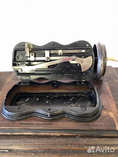 Старинная швейная машинка
