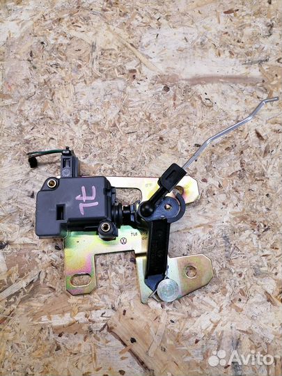 Активатор замка багажника Volkswagen Touareg 7L