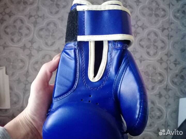 Боксерские перчатки и защита ног