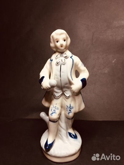 Фарфоровая статуэтка «Кавалер»