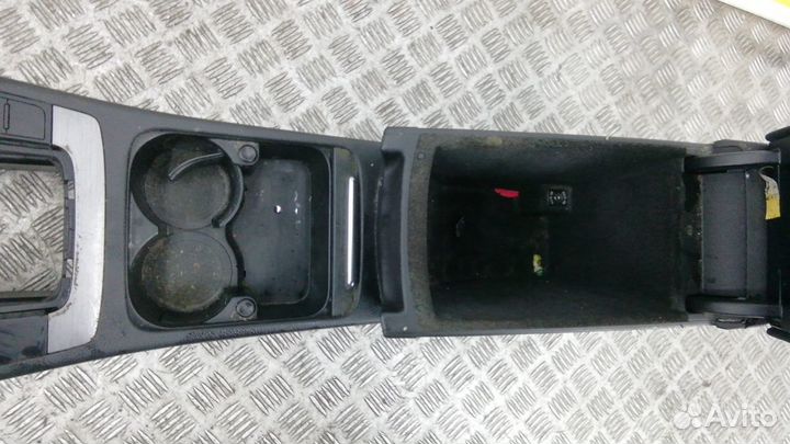 Подлокотник центральный на Volkswagen Passat B7