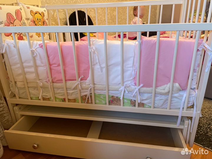 Детская кроватка с маятником и ящиком