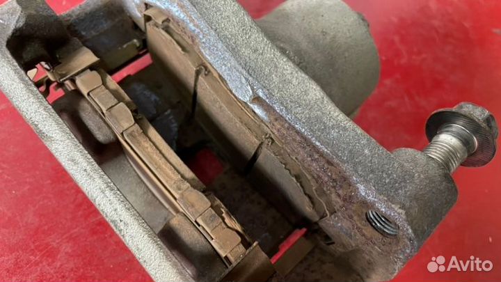 Суппорт передний левый Nissan Juke YF15 HR15