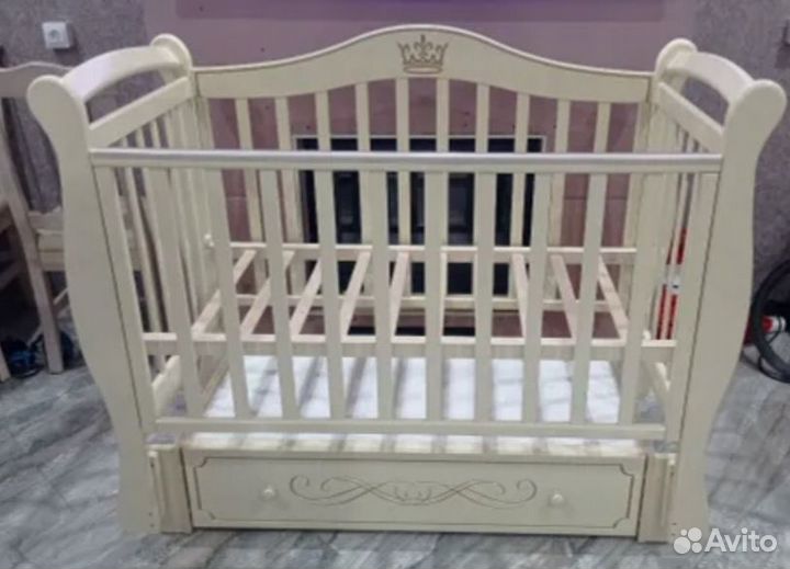 Детская кроватка с маятником и ящиком