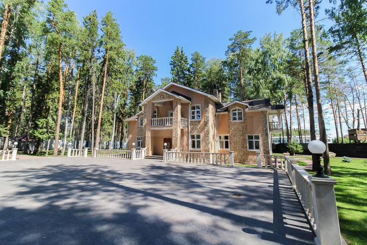 Дом 600 м² на участке 1,52 га