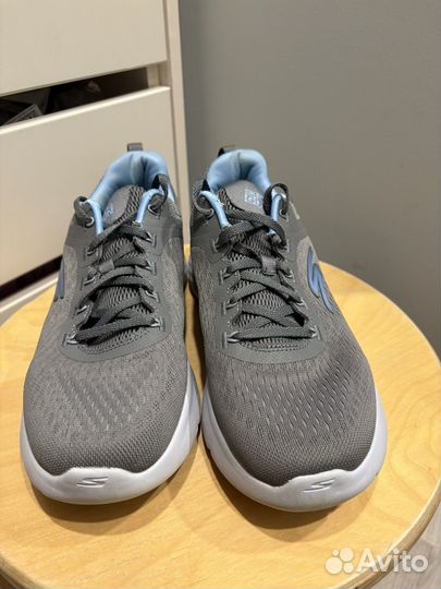 Кроссовки женские