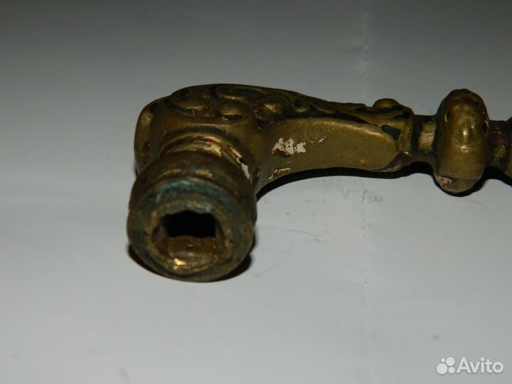 Старинная бронзовая дверная ручка