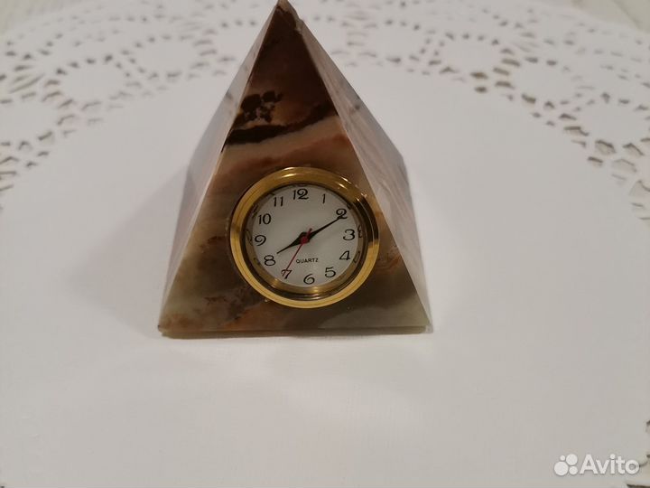 Часы-пирамидка