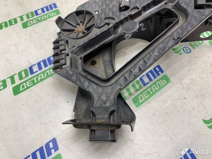 Кронштейн фары передний левый Skoda Octavia седан