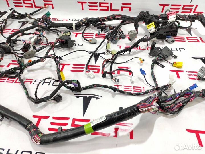 Электропроводка приборной панели кузова Tesla