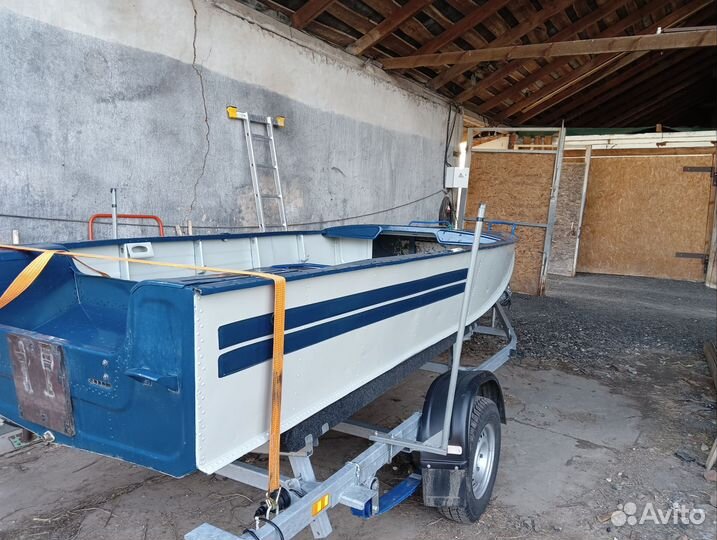 Лодка с мотором