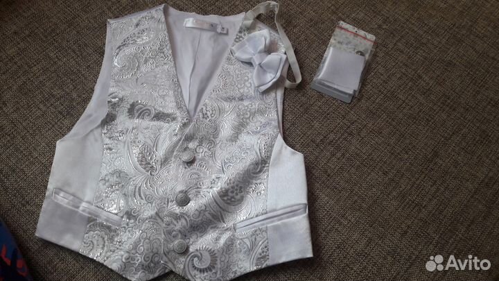 Жилет с бабочкой на рост.110 новый