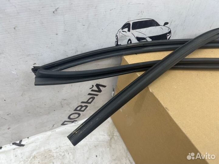 Уплотнитель стекла двери передний правый Toyota