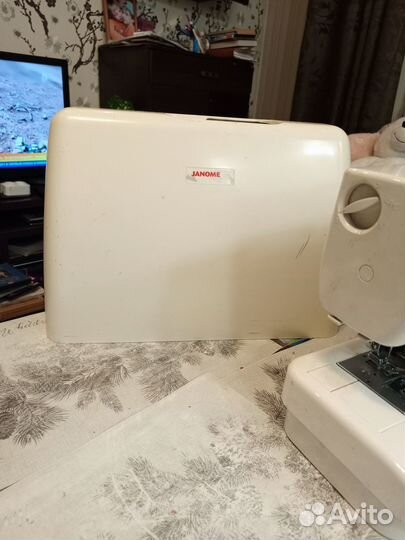 Продам швейную машинку Janome 525S