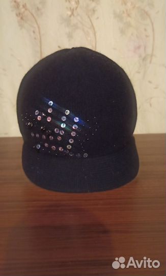 Женская зимняя кепка со стразами